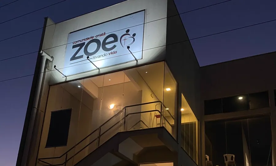 Fachada da Comunidade Cristã Zoe Maringá ao entardecer